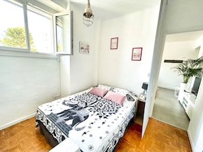 2 slaapkamers, een strijkplank/strijkijzer, gratis wifi