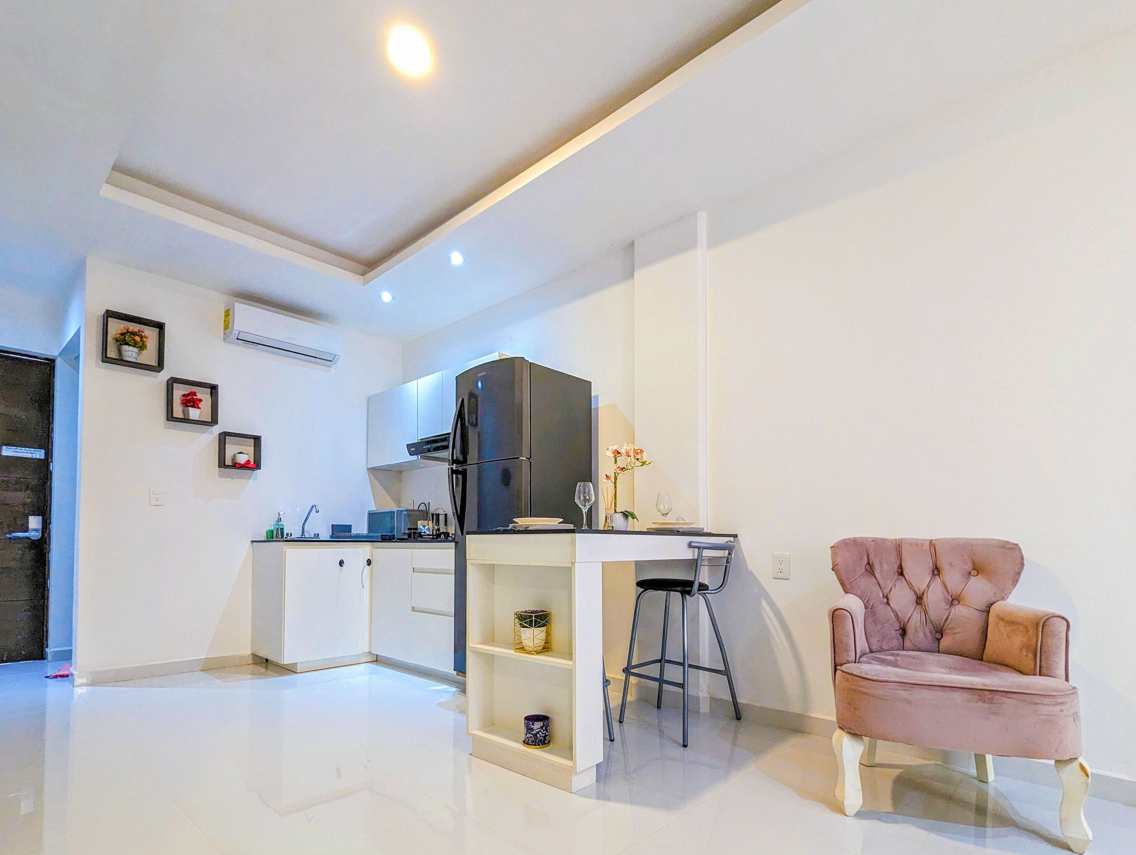 Romantic Paradise 1 King Bed POOL Gym Terrace Bikes Perfect Location You'll Love