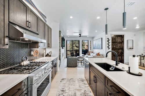 Blue River Views - Mountain/Modern with Private Hot Tub