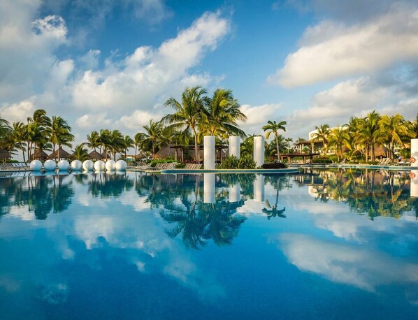 Alberca al aire libre y alberca climatizada