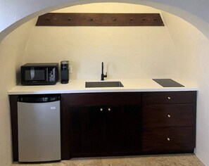 Kühlschrank, Mikrowelle, Herdplatte, Wasserkocher mit Kaffee-/Teezubehör