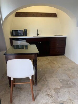 Kühlschrank, Mikrowelle, Herdplatte, Wasserkocher mit Kaffee-/Teezubehör