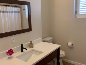 Bathtub, hair dryer, towels - La Mansion at Villa Santana (Charlotte Amalie)