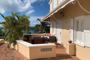 Outdoor dining - La Mansion at Villa Santana (Charlotte Amalie)