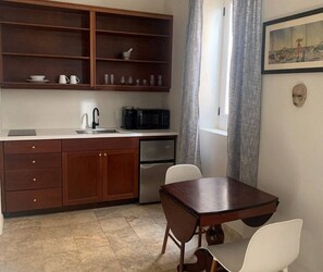 Kühlschrank, Mikrowelle, Herdplatte, Wasserkocher mit Kaffee-/Teezubehör