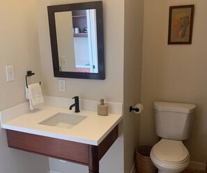 Badewanne, Haartrockner, Handtücher