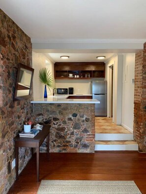 Kjøleskap, mikrobølgeovn, kokeplater og kaffetrakter/tekoker