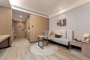 Habitación básica | 1 habitación, edredón, minibar y caja de seguridad en la habitación