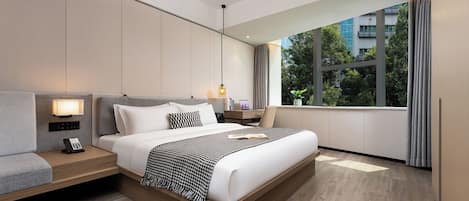 Executive Studio | Down comforters, minibar, in-room safe, desk