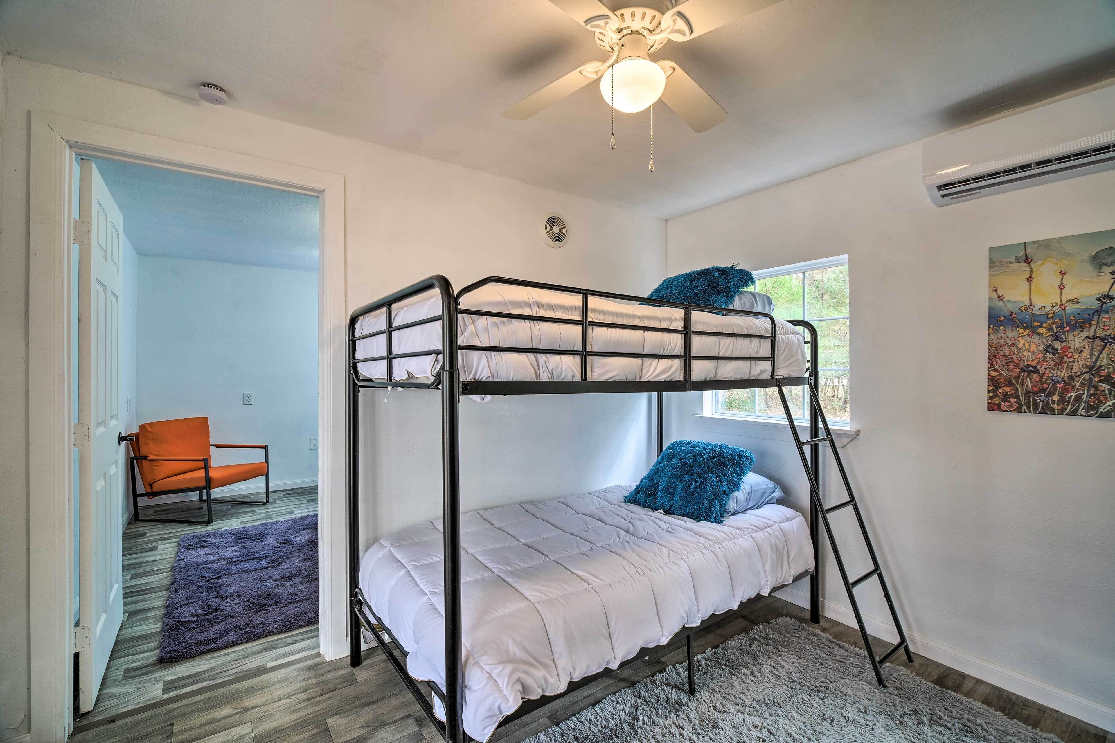 Pet-Friendly Apartment ~ 6 Mi to Lake Conroe!