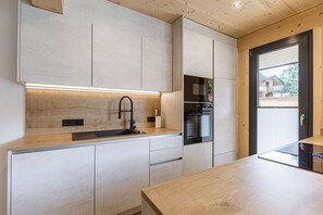 Kühlschrank, Ofen, Geschirrspüler, Wasserkocher mit Kaffee-/Teezubehör