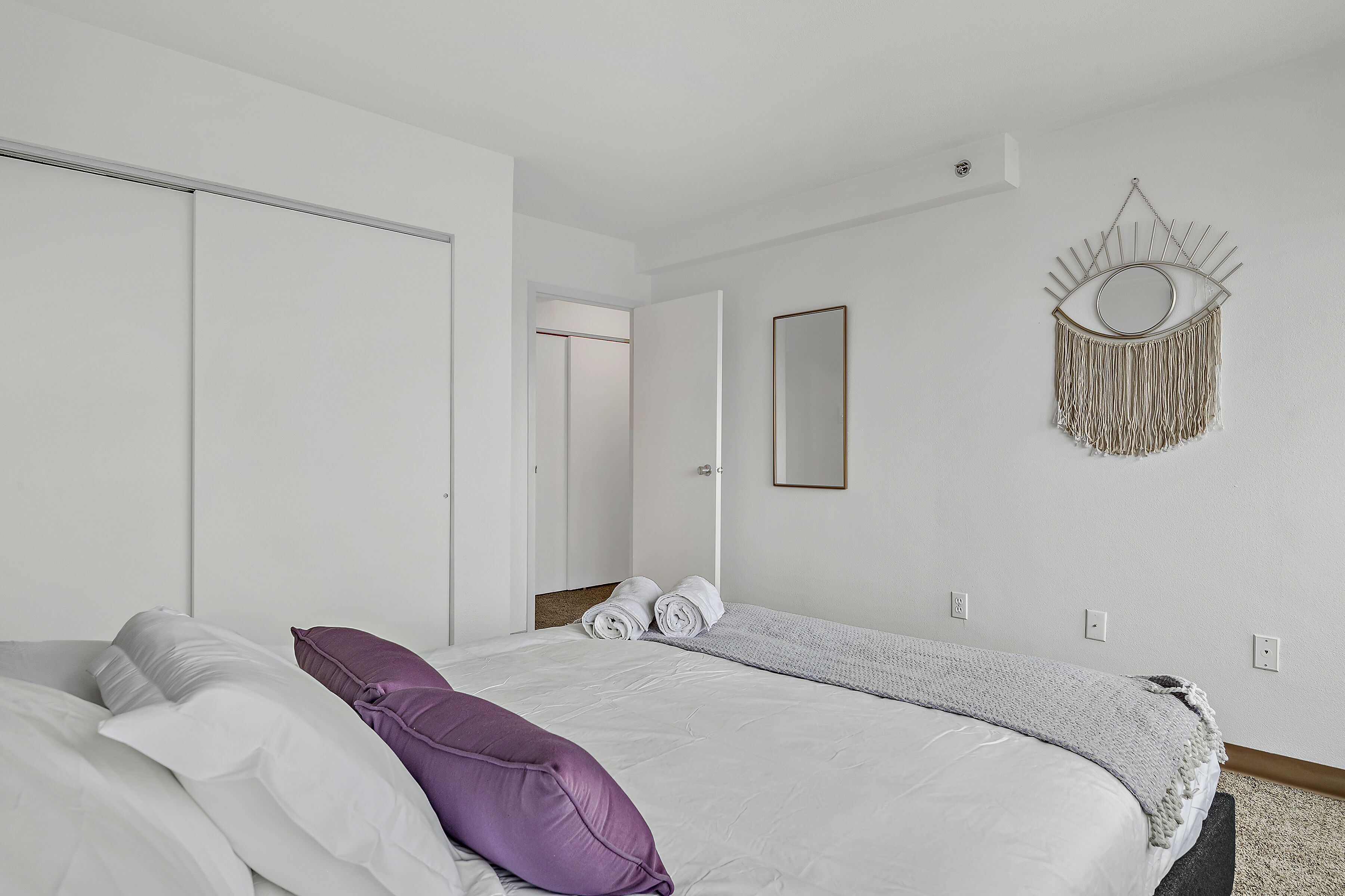 Getaway 2BR with Gym Parking and Working Space