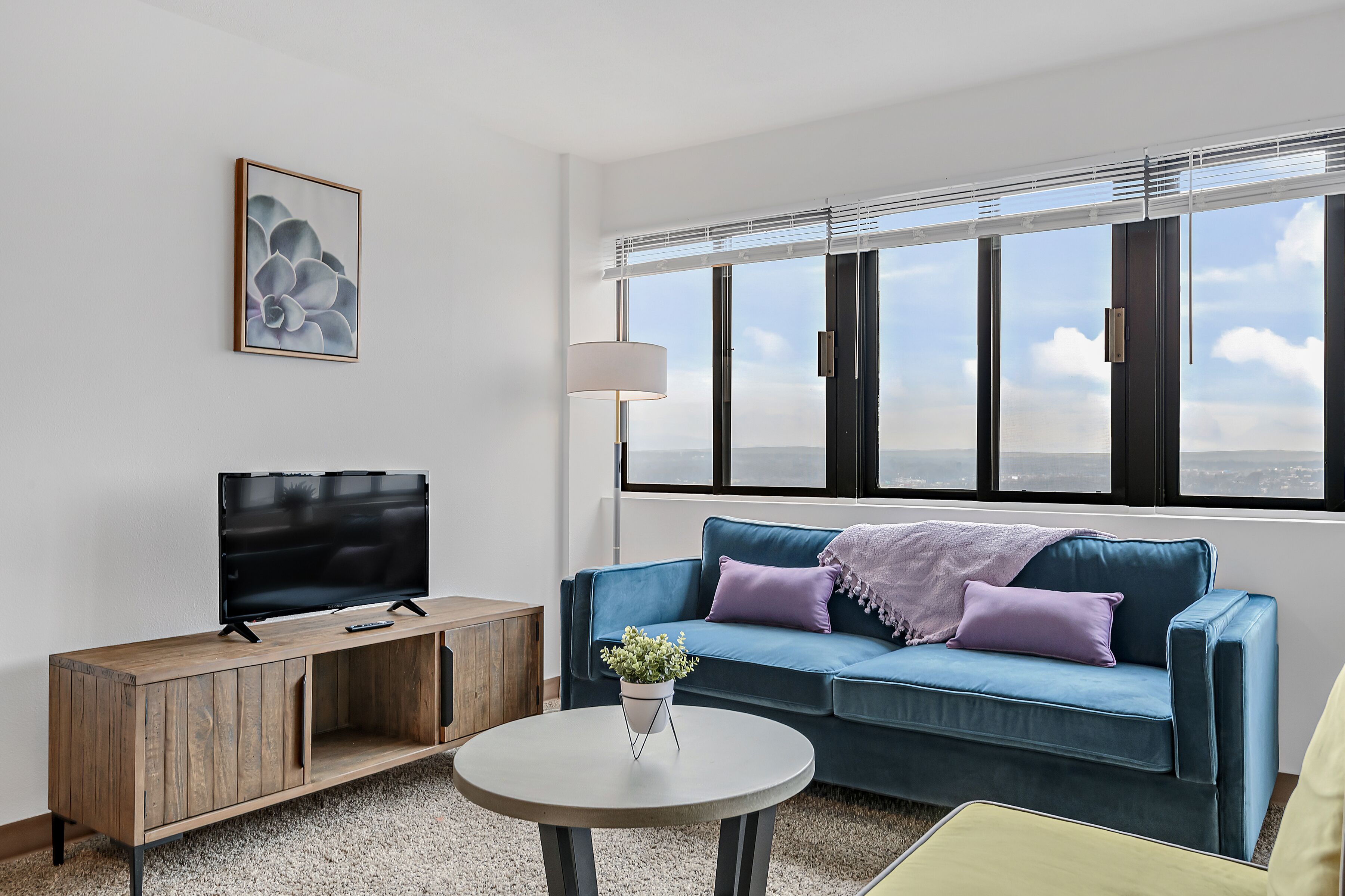 Getaway 2BR with Gym Parking and Working Space