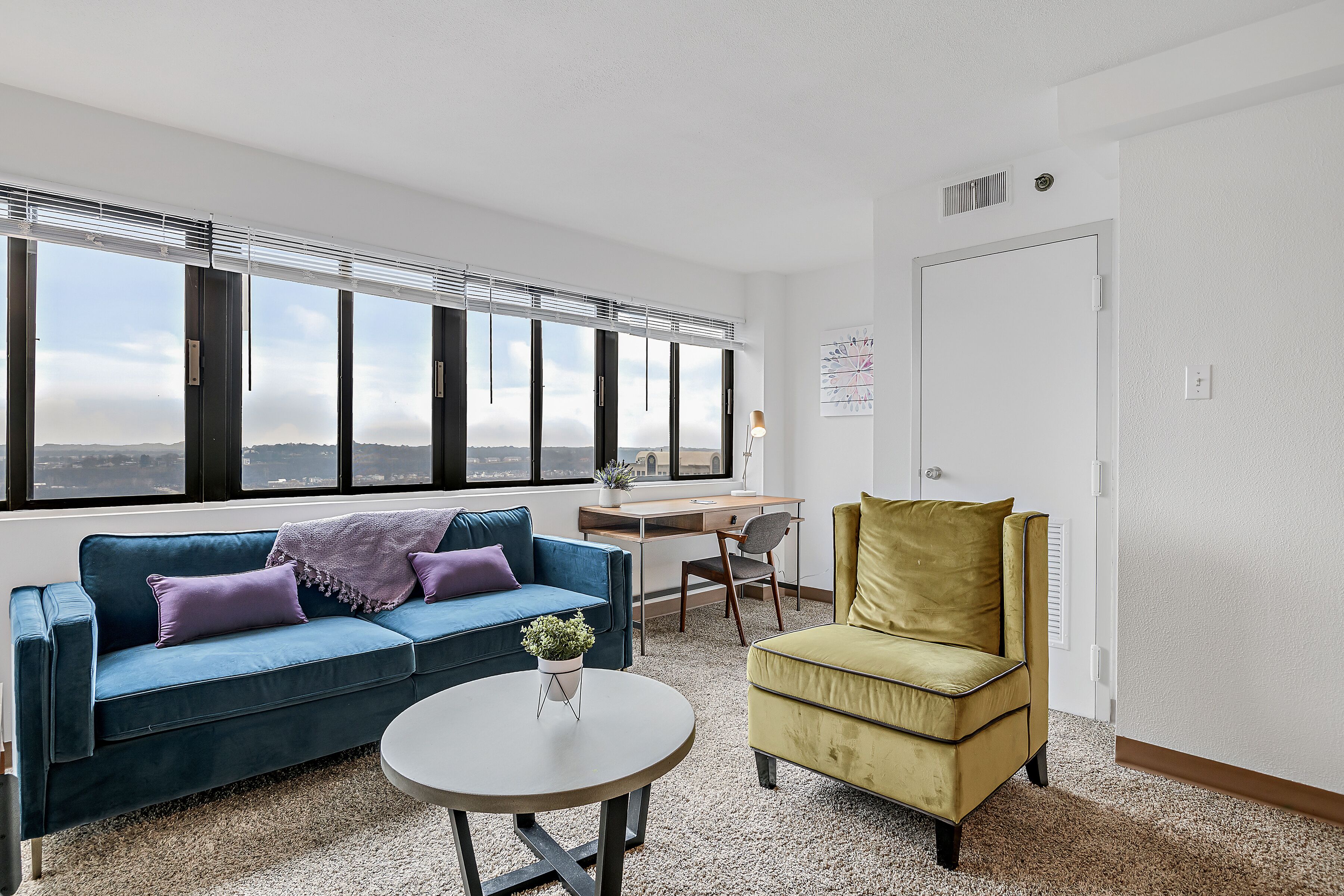 Getaway 2BR with Gym Parking and Working Space