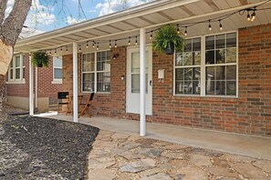 Exterior detail - Boho BnB ~ Walk to Cherry/Pickwick & MSU (Springfield)