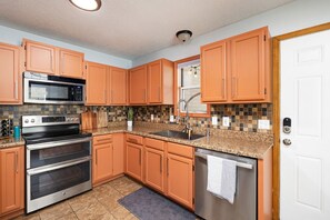 Private kitchen - Boho BnB ~ Walk to Cherry/Pickwick & MSU (Springfield)