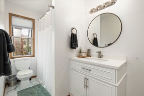 Towels, soap, shampoo, toilet paper - Boho BnB ~ Walk to Cherry/Pickwick & MSU (Springfield)