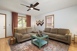 TV - Boho BnB ~ Walk to Cherry/Pickwick & MSU (Springfield)