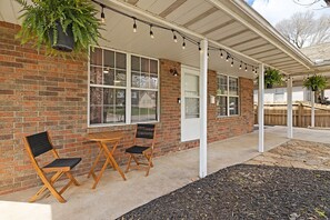 Outdoor dining - Boho BnB ~ Walk to Cherry/Pickwick & MSU (Springfield)