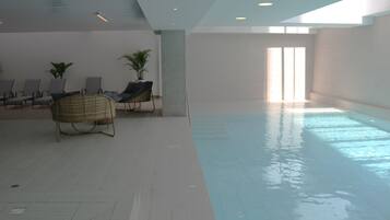 Una piscina cubierta, una piscina climatizada