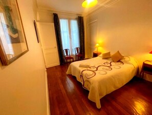 1 室のベッドルーム、デスク、アイロン / アイロン台、WiFi (無料)