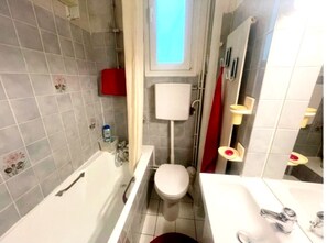 Secador de cabelo, toalhas de banho, sabonete, papel higiênico