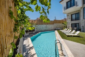 Una piscina al aire libre de temporada