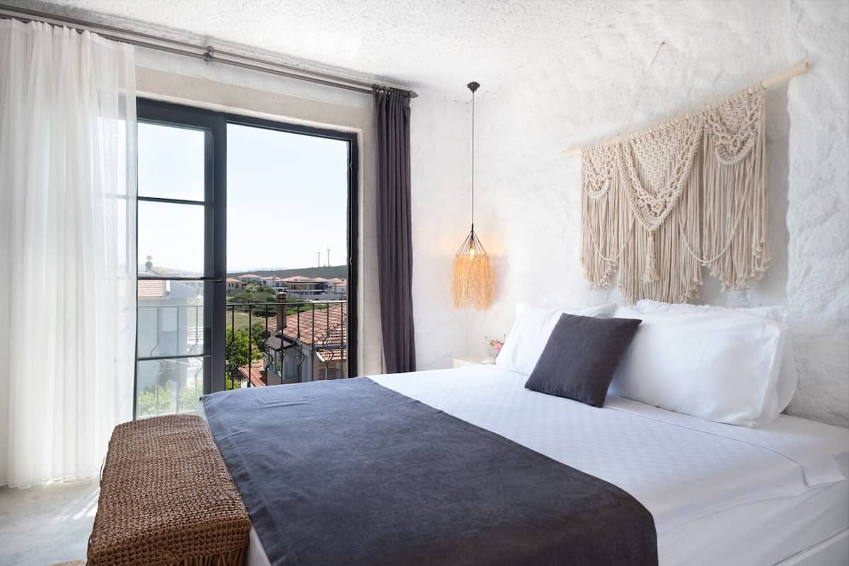 Deluxe Room French Balcony | ノートパソコン用作業スペース、防音設備、WiFi (無料)、客室ごとに異なる装飾