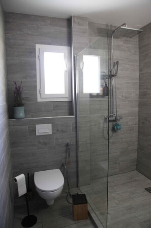 Shower, towels - Maison Familiale Avec Jardin et Proche Métro (Marseille)