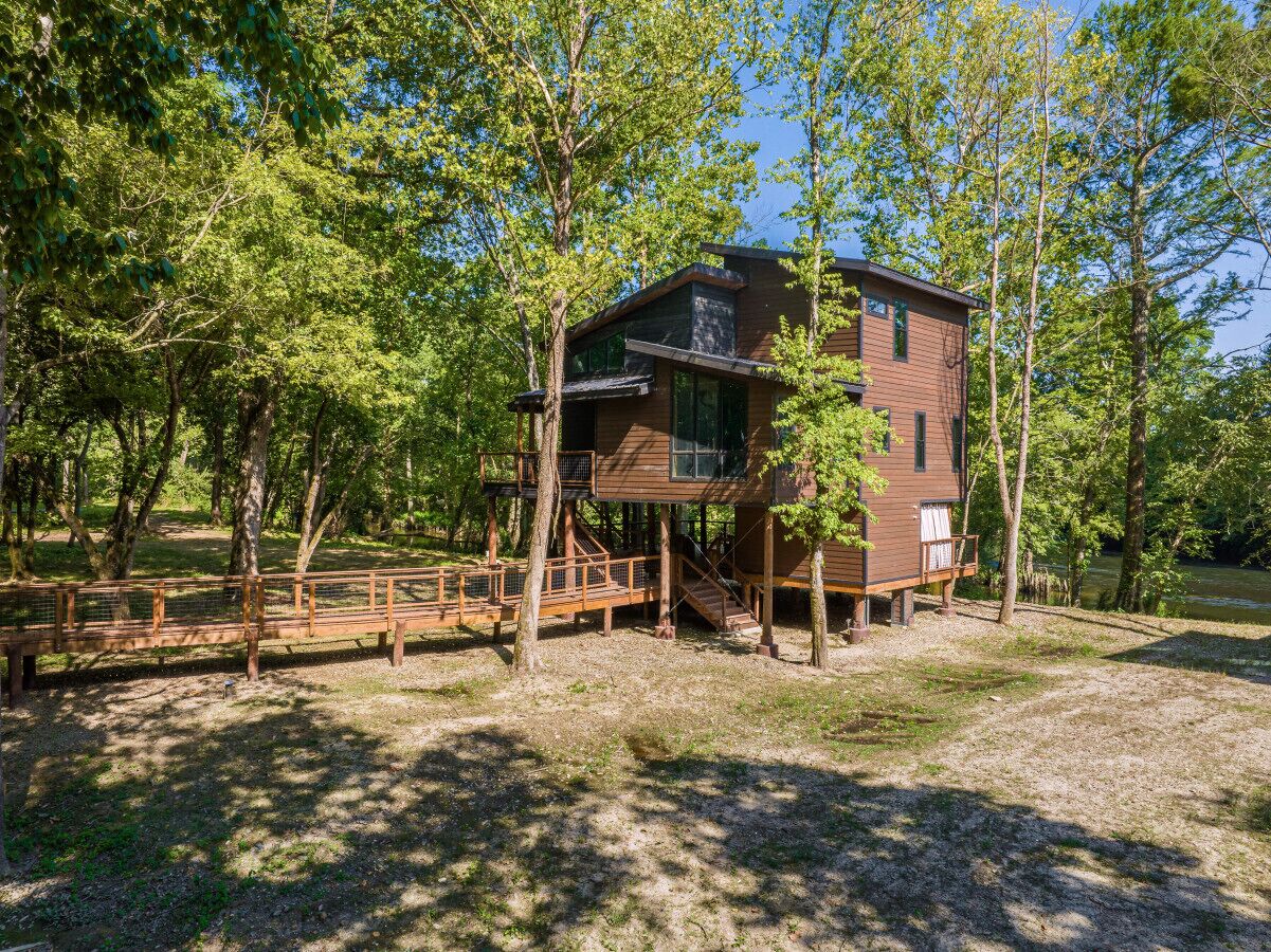 Living Waters Retreat Getaway on a River in Broken Bow