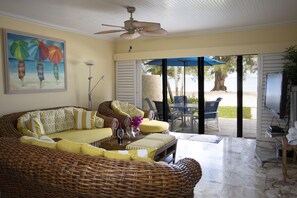 Fernseher, DVD-Player, Tischtennisplatte, Bücher