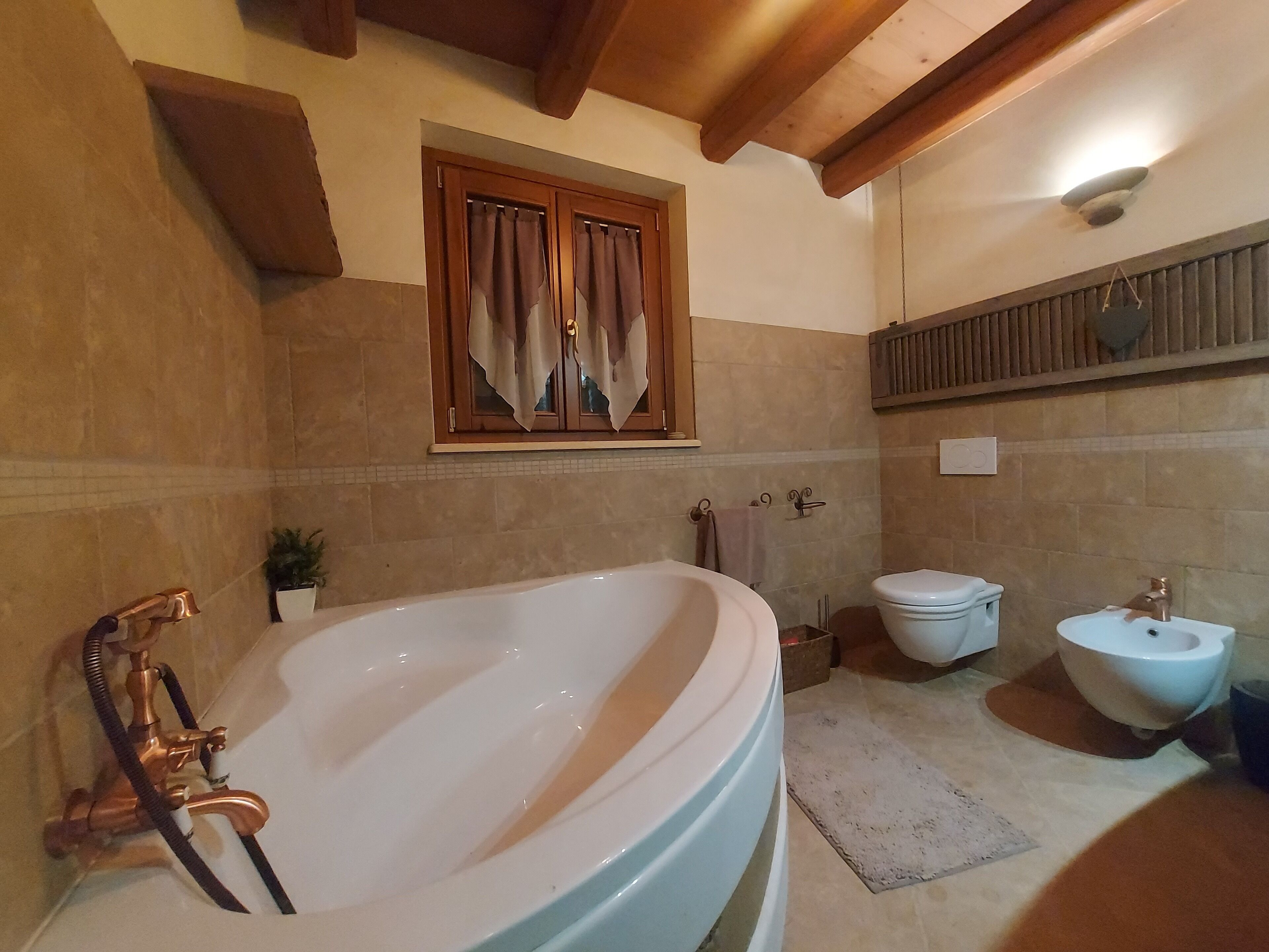 Classic Room, 1 King Bed | Bathroom