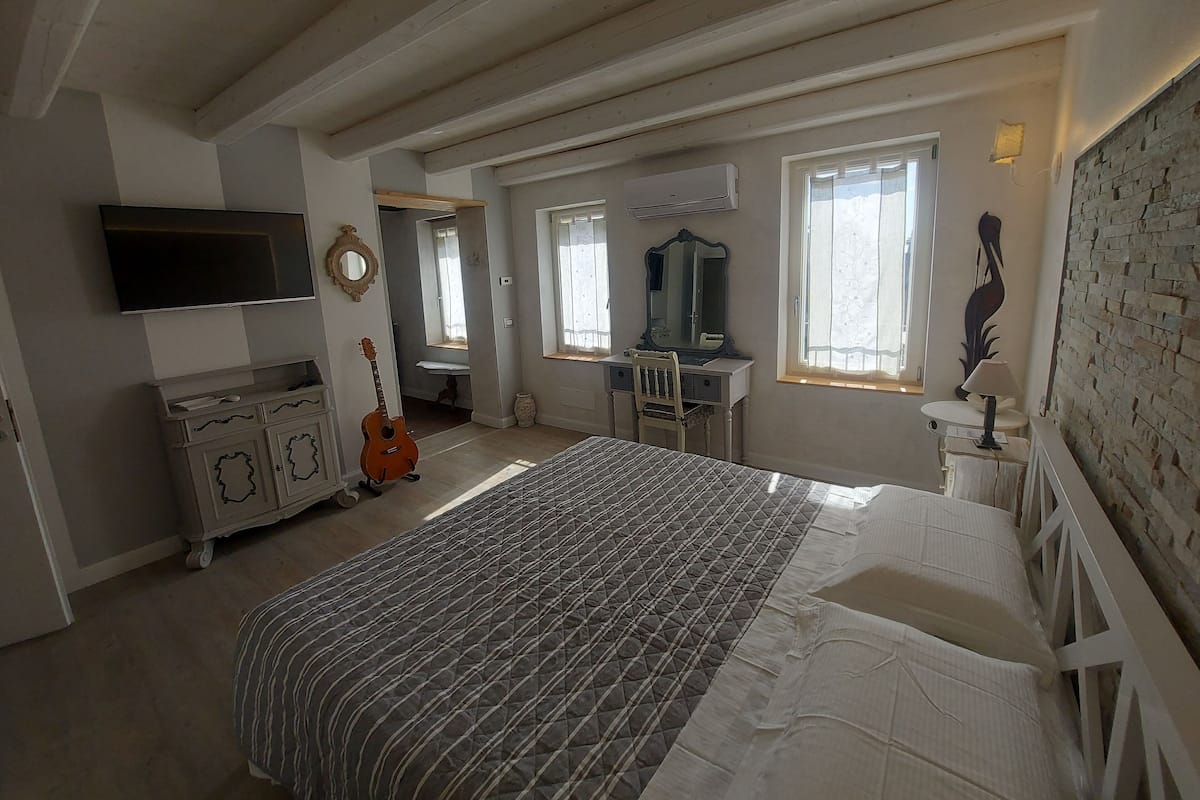 1 bedroom, desk, laptop workspace, free WiFi