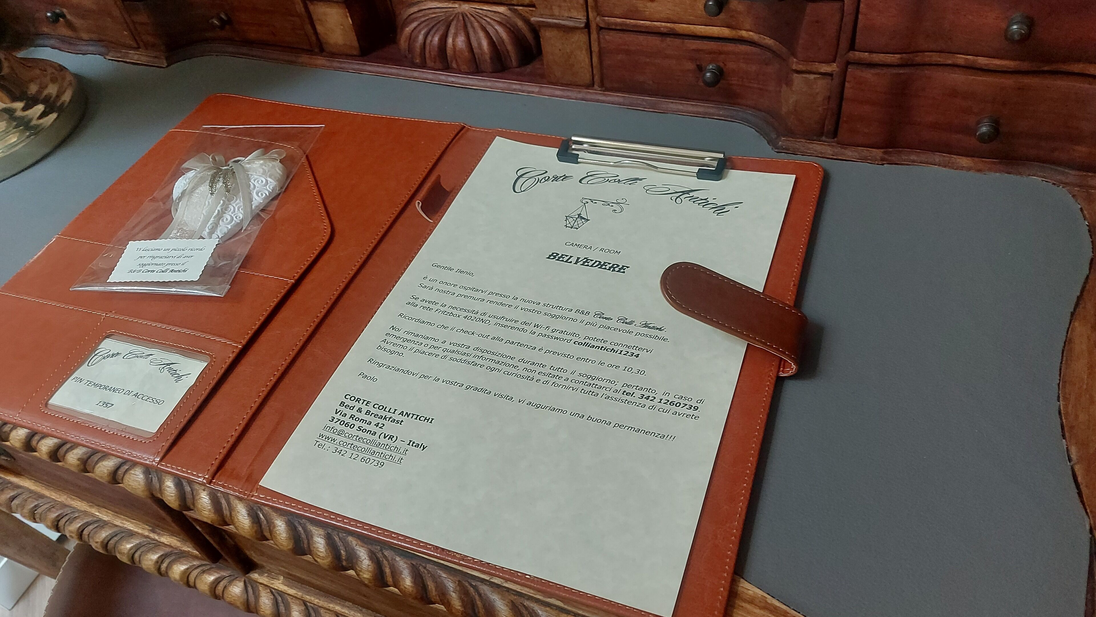 Una carpeta de cuero con una tarjeta de presentación y un menú.