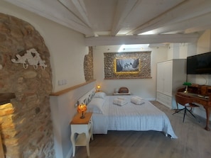 Design Double Room, 1 King Bed | Desk, laptop workspace, free WiFi, bed sheets - B&B Corte Colli Antichi (Sona)