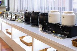 Una estación de café con varias máquinas y dispensadores.