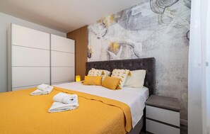 4 bedrooms, free WiFi, bed sheets - Cozy home in Starigrad Paklenica (Starigrad Paklenica)