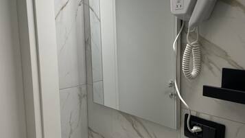 Dusche, Haartrockner, Bidet, Handtücher