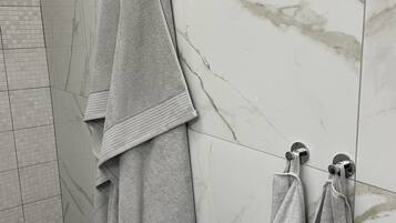 Dusche, Haartrockner, Bidet, Handtücher