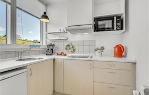 Réfrigérateur, micro-ondes, plaque de cuisson, cafetière/bouilloire