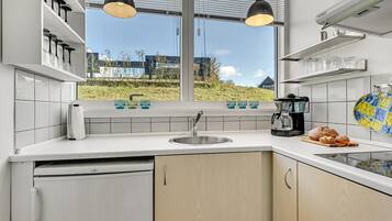 Refrigerador, parrilla de estufa y cafetera y tetera