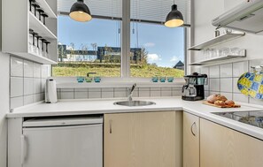 Refrigerador, microondas, parrilla de estufa y cafetera y tetera 