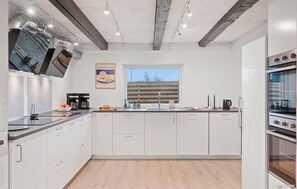 Kjøleskap, kokeplater, oppvaskmaskin og kaffetrakter/tekoker