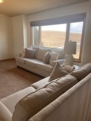 Smart TV, fireplace - Beautiful and Spacious Getaway Nestled in the Black Hills, close to attractions (Rapid City)