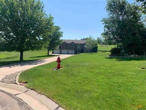 Property grounds - Beautiful and Spacious Getaway Nestled in the Black Hills, close to attractions (Rapid City)