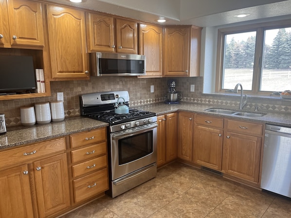 Fridge, microwave, oven, stovetop - Beautiful and Spacious Getaway Nestled in the Black Hills, close to attractions (Rapid City)