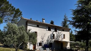 A two-story building with a swimming pool in front. - La Bastide des Oliviers (COTIGNAC)