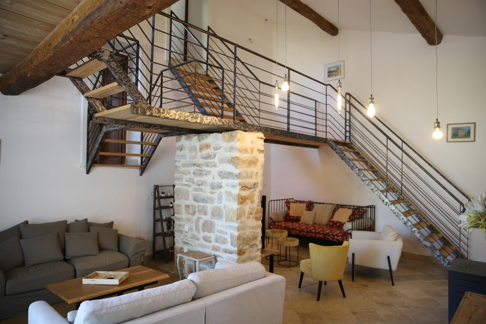 Fernseher, DVD-Player, Bücher