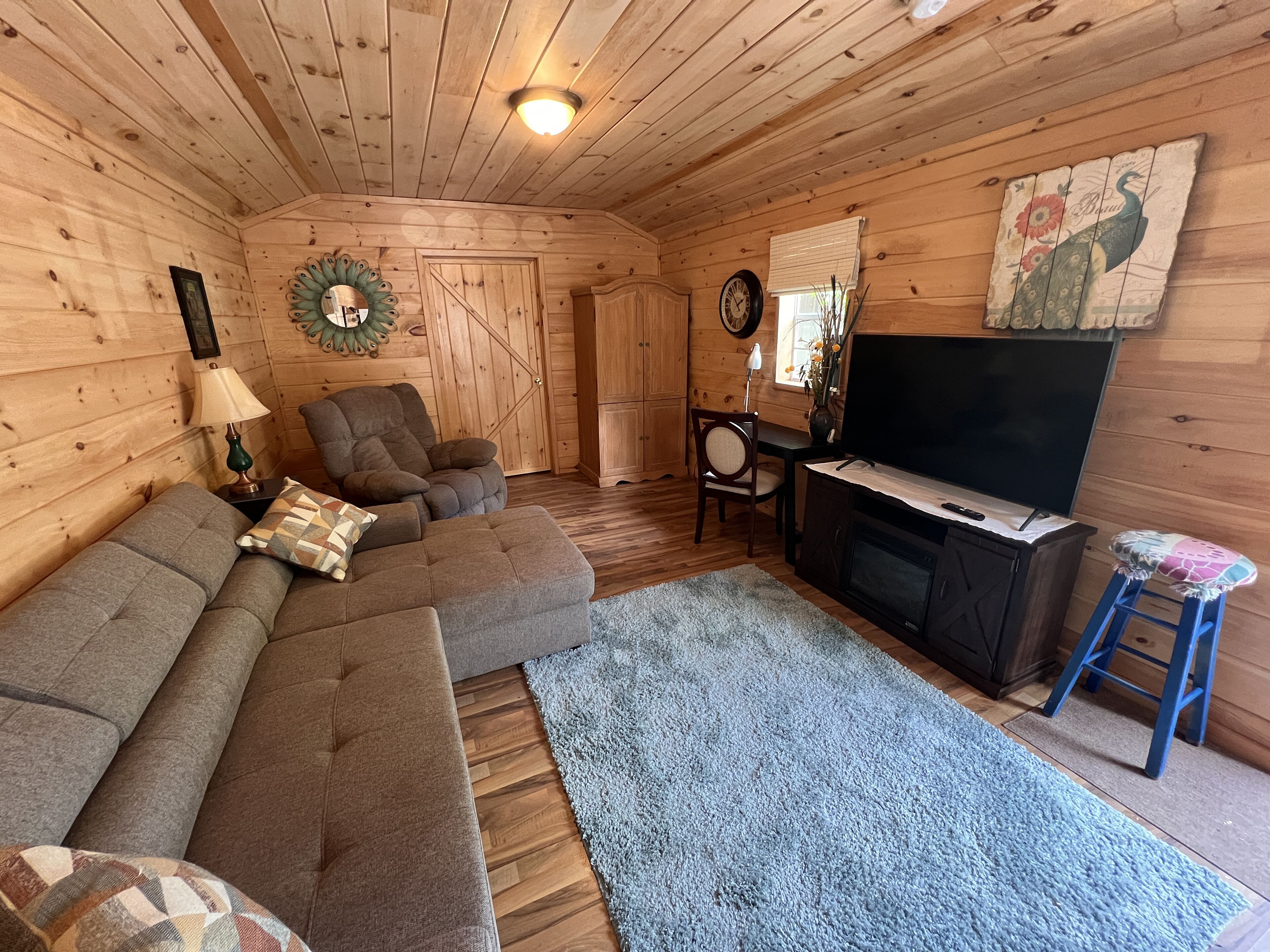 Cozy cottage near Music City USA w/writing desk and fire pit and deck.