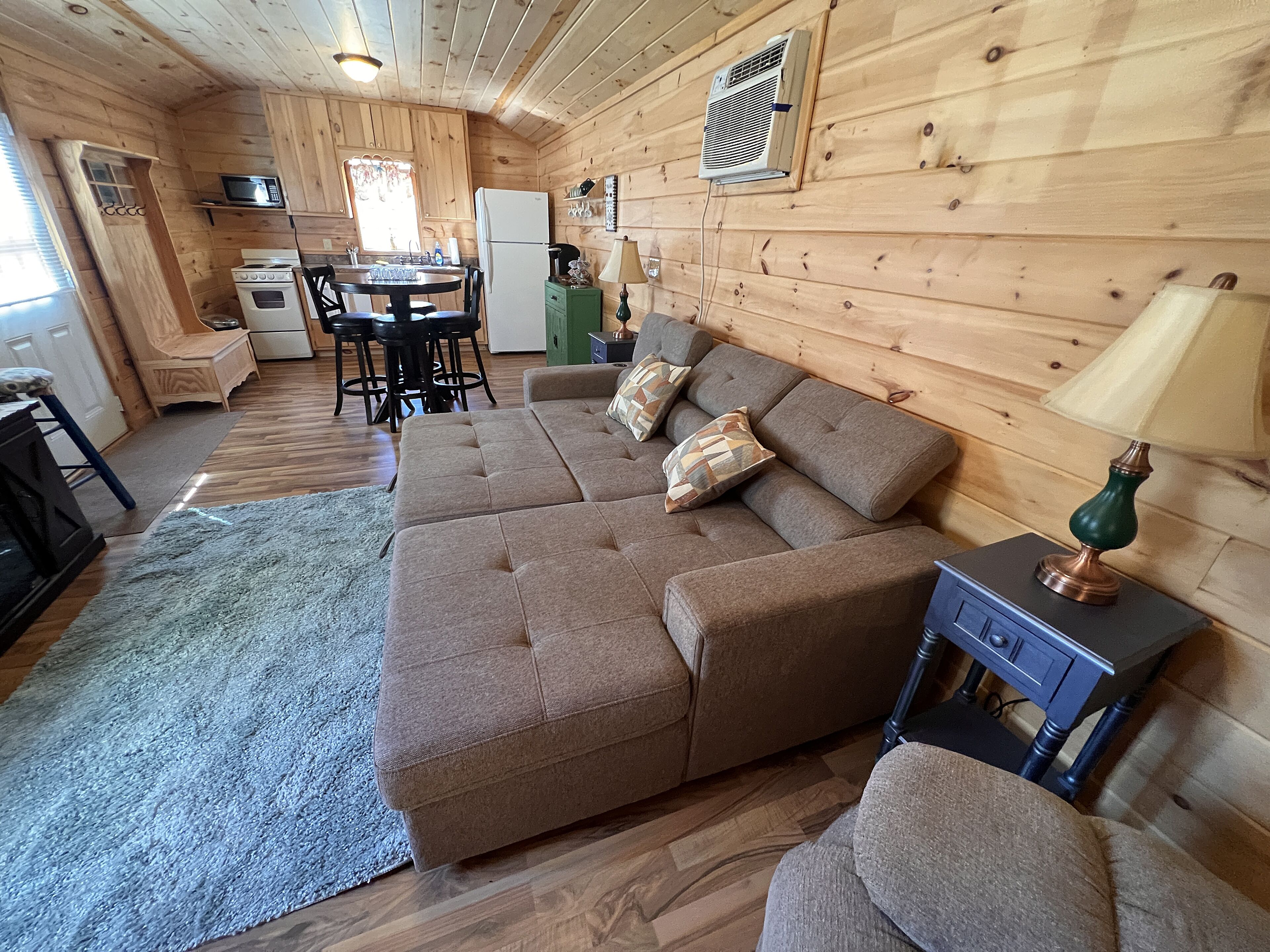 Cozy cottage near Music City USA w/writing desk and fire pit and deck.